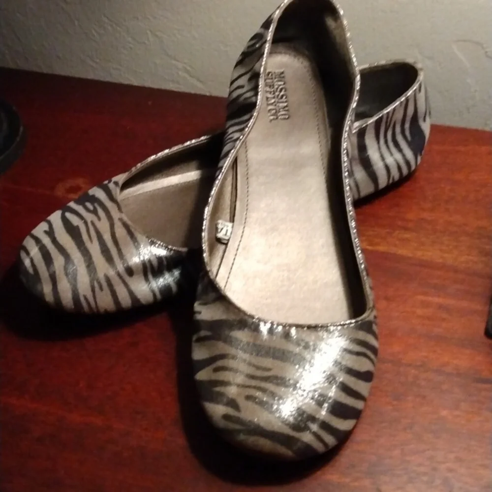 ๐ฆ Glossy Ballet Flats Ladies Sz. 11 - Picture 1 of 8
